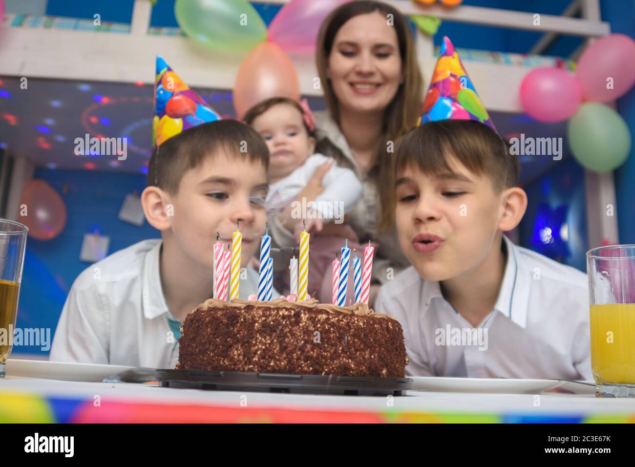 Kinder bläschen Kerzen auf einem Ferienkuchen aus Stockfoto