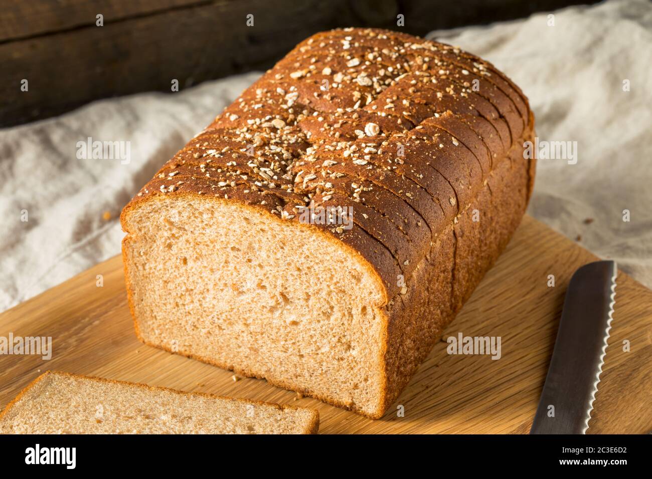 Hausgemachte ganze Weizen geschnittenes Brot bereit zum Essen Stockfoto