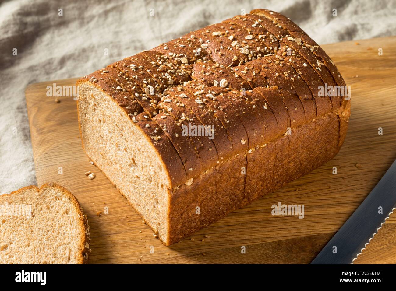 Hausgemachte ganze Weizen geschnittenes Brot bereit zum Essen Stockfoto