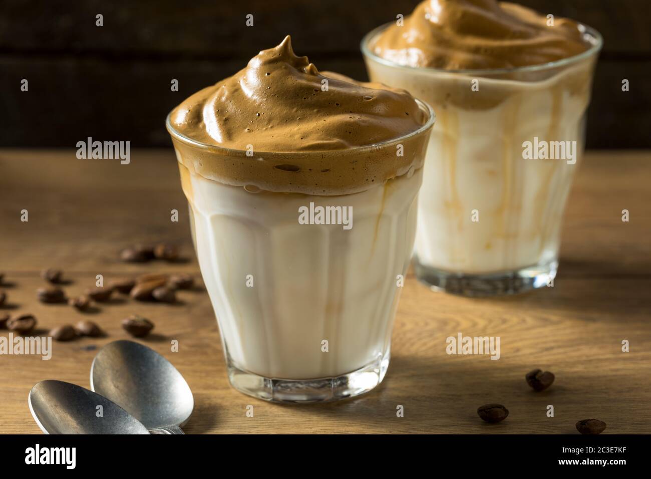 Hausgemachter, geschlagener Dalgona Kaffee mit Eismilch Stockfoto