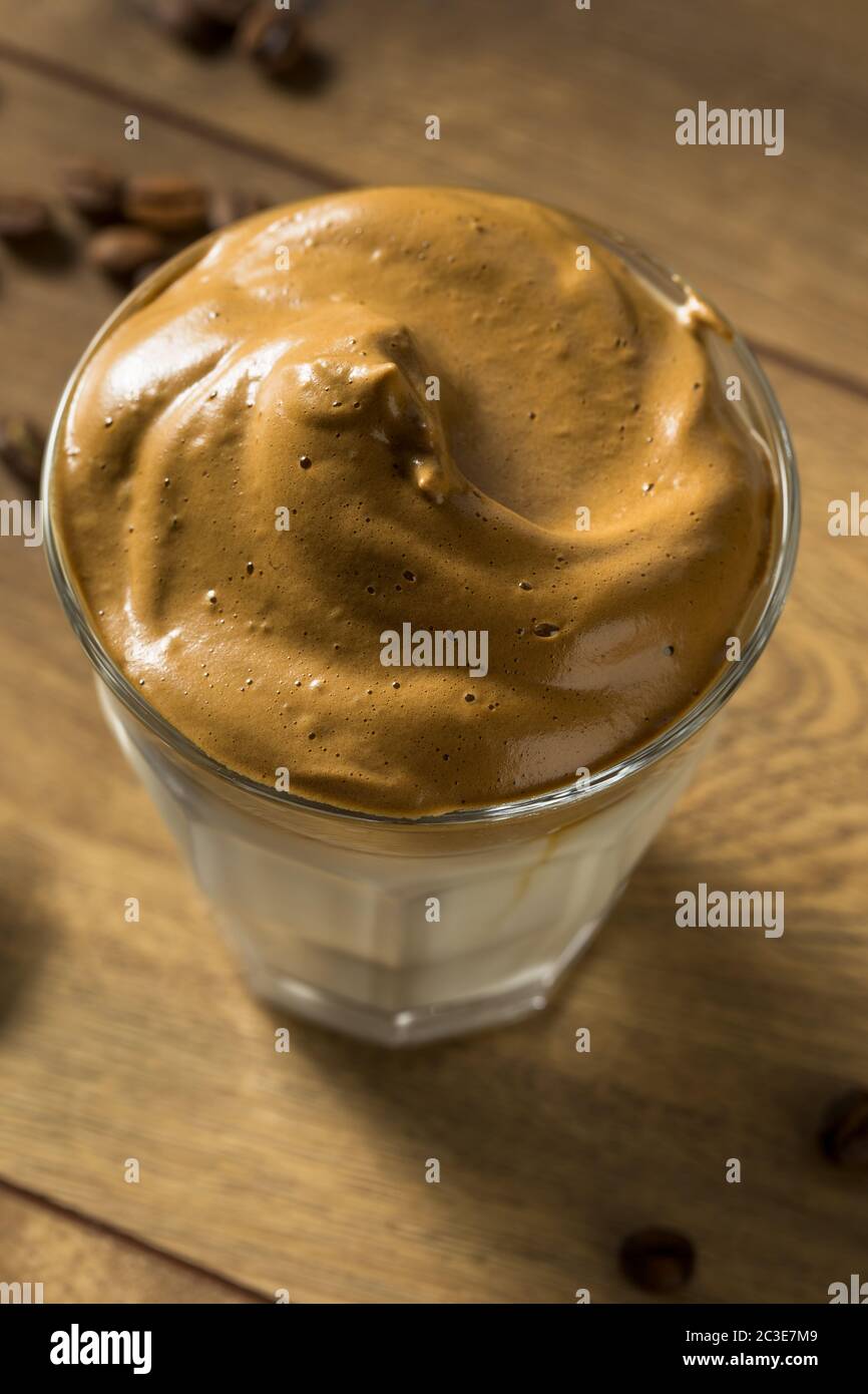 Hausgemachter, geschlagener Dalgona Kaffee mit Eismilch Stockfoto