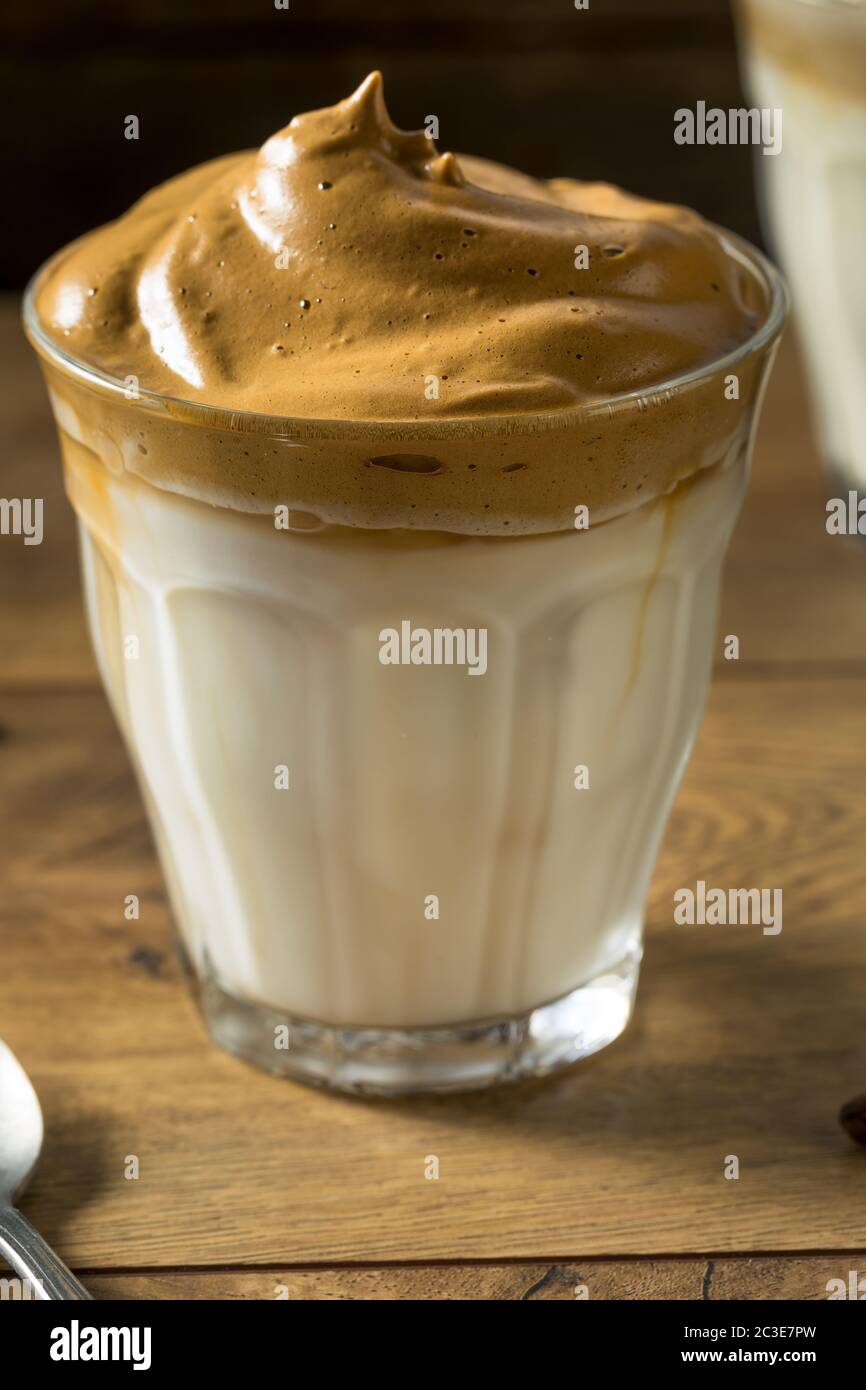 Hausgemachter, geschlagener Dalgona Kaffee mit Eismilch Stockfoto