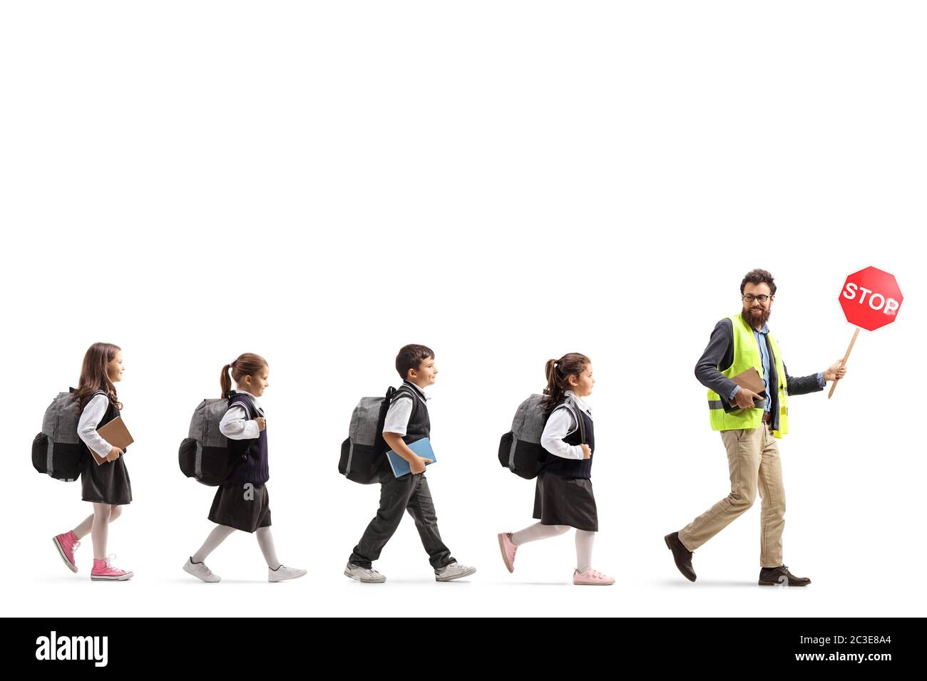 Ganzkörperaufnahme eines männlichen Lehrers in einer Sicherheitsweste, der mit einem Stoppschild geht und Schüler, die hinter isoliert auf weißem Hintergrund folgen Stockfoto