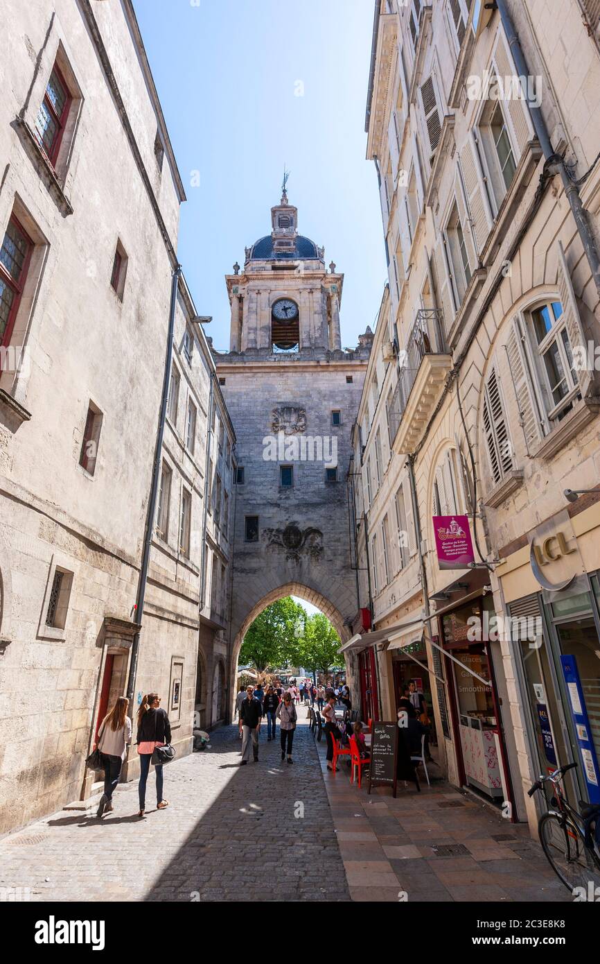 Rue de la Grosse Horloge und Turm 'Grosse Horloge', La Rochelle, Nouvelle-Aquitaine, Frankreich Stockfoto