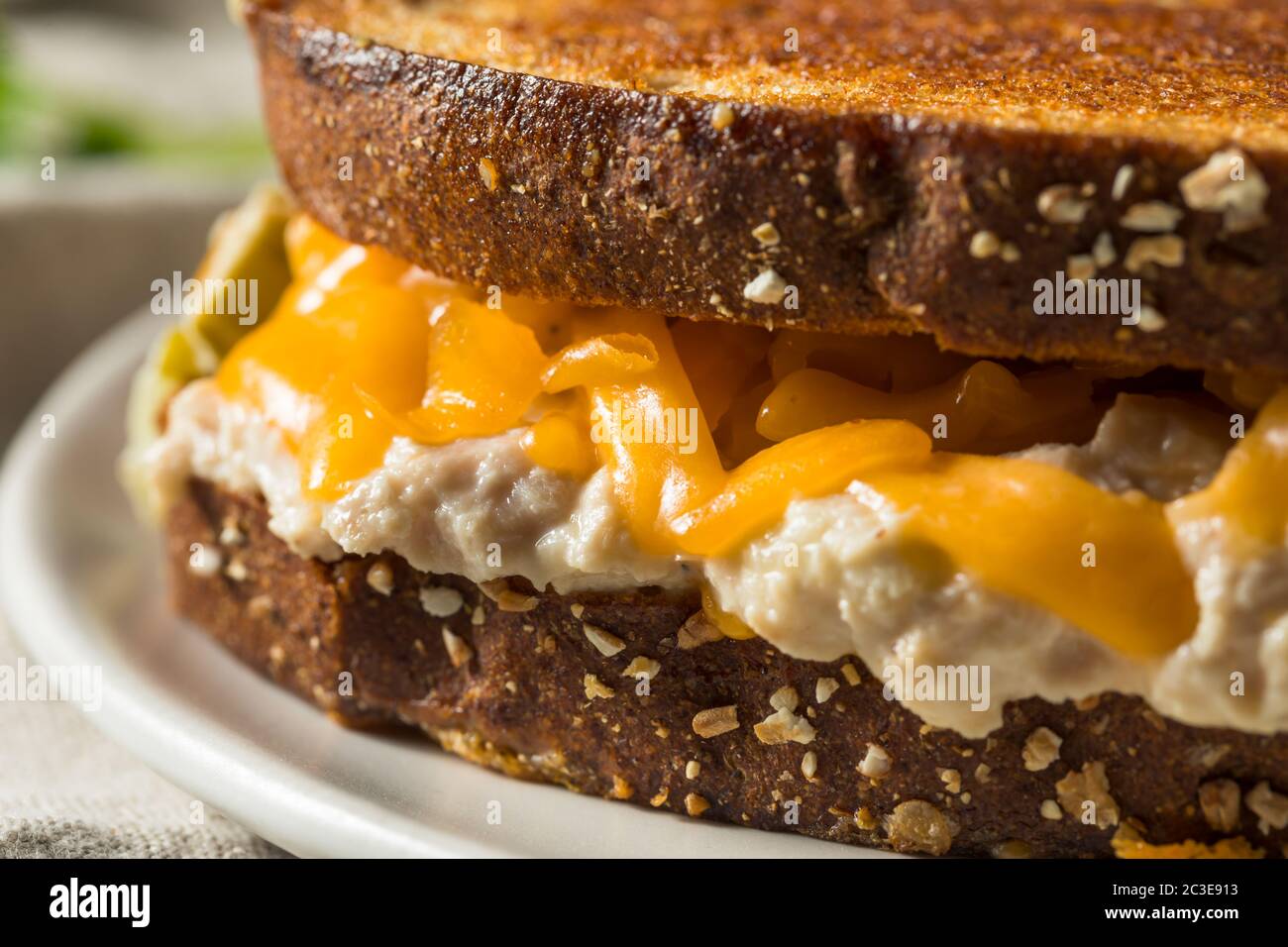 Hausgemachtes Toasted Thunfisch-Melt-Sandwich mit Käse Stockfoto