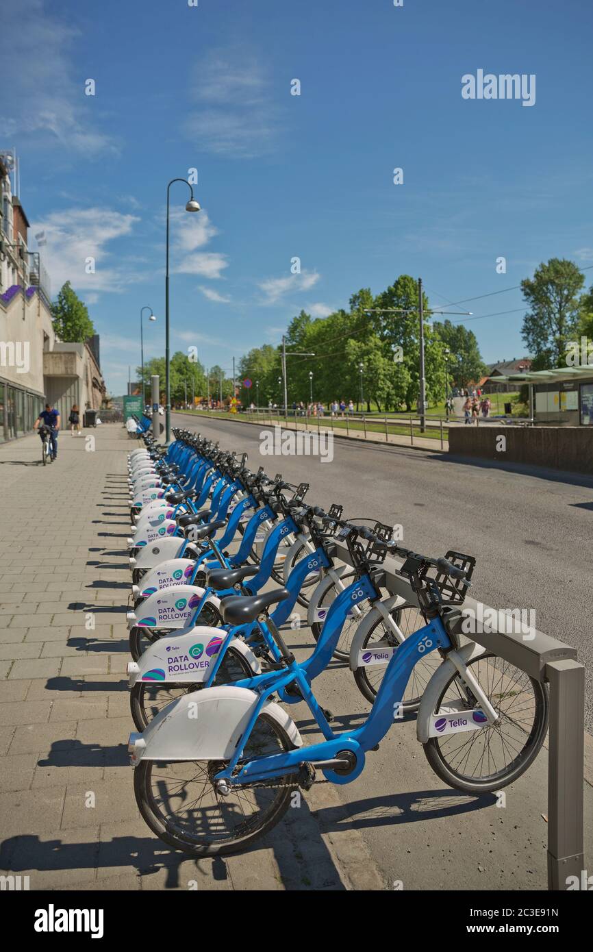 Geparkte Fahrräder zur Miete in der Straße von Oslo in Norwegen. Go Green Programm für eine bessere Umwelt Stockfoto