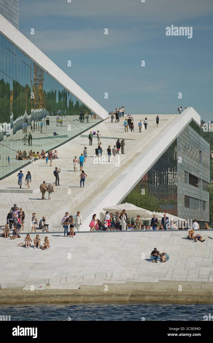 Das Opernhaus Oslo (Operahuset) ist die Heimat der norwegischen Nationaloper und des Balletts. Stockfoto