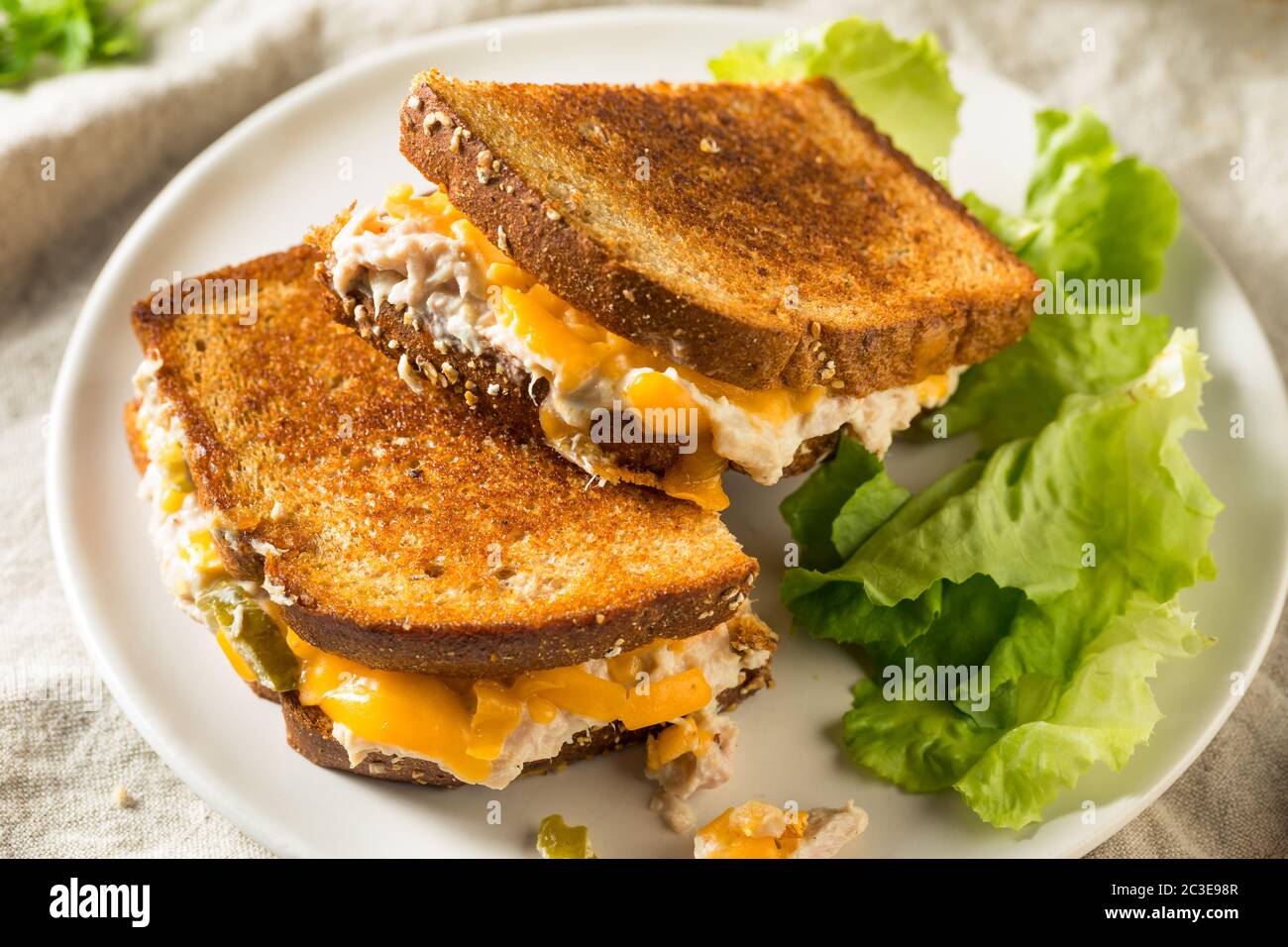 Hausgemachtes Toasted Thunfisch-Melt-Sandwich mit Käse Stockfoto