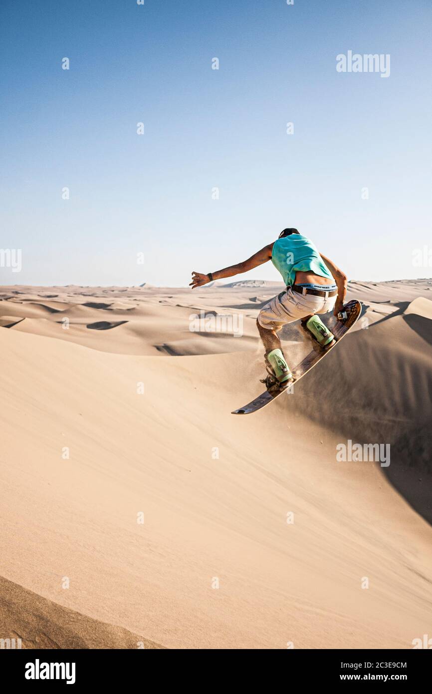 Sandboarding in der Huacachina Wüste. Ica, Region Ica, Peru. Stockfoto