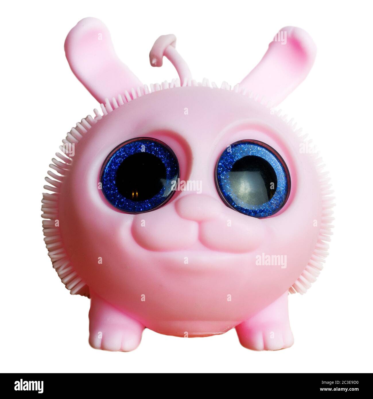 Rosa runde Gummispielzeug mit großen runden blauen Augen auf einem isolierten Hintergrund Stockfoto