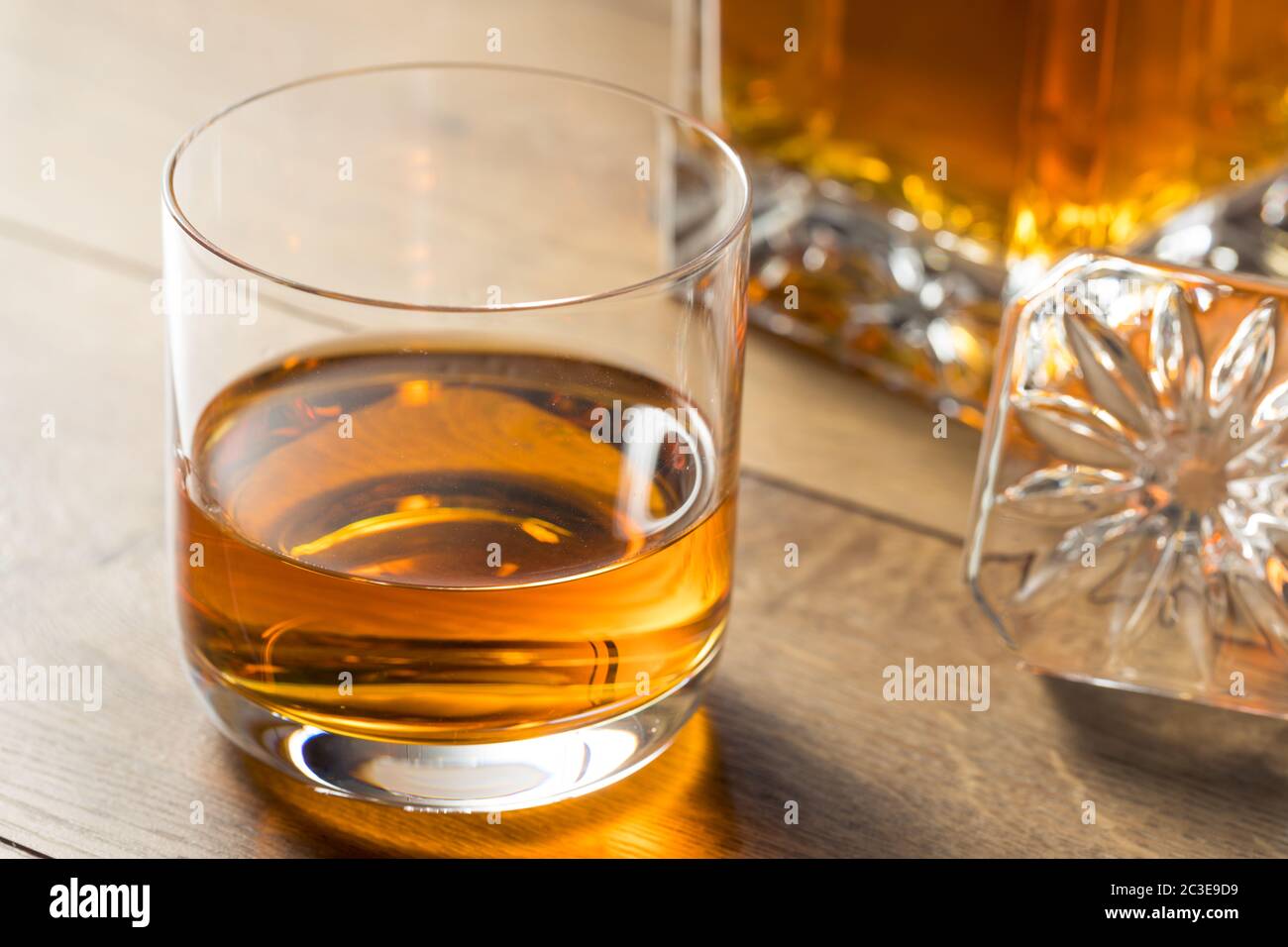 Alkohol alkoholischer Whiskey ordentlich in einem Felsen Glas Stockfoto