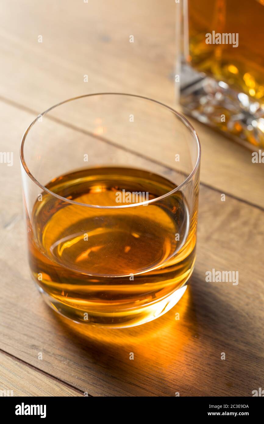 Alkohol alkoholischer Whiskey ordentlich in einem Felsen Glas Stockfoto
