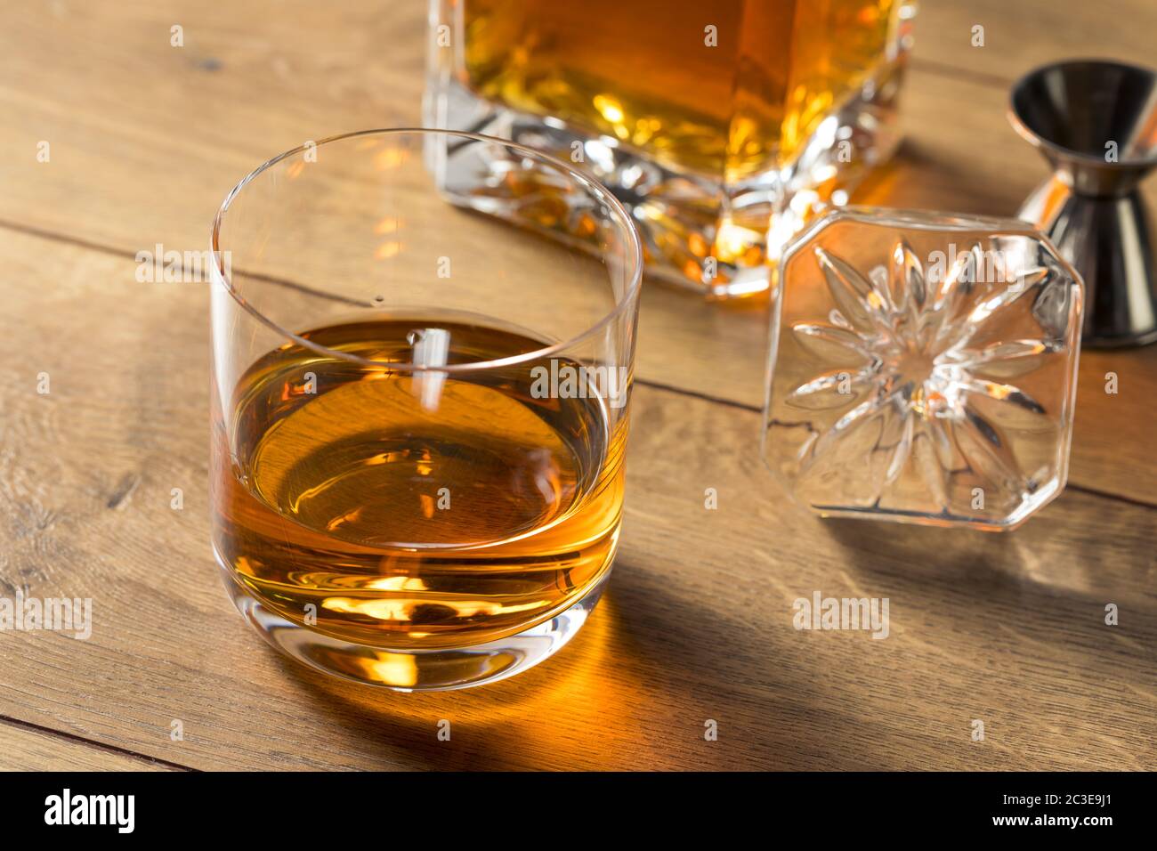 Alkohol alkoholischer Whiskey ordentlich in einem Felsen Glas Stockfoto