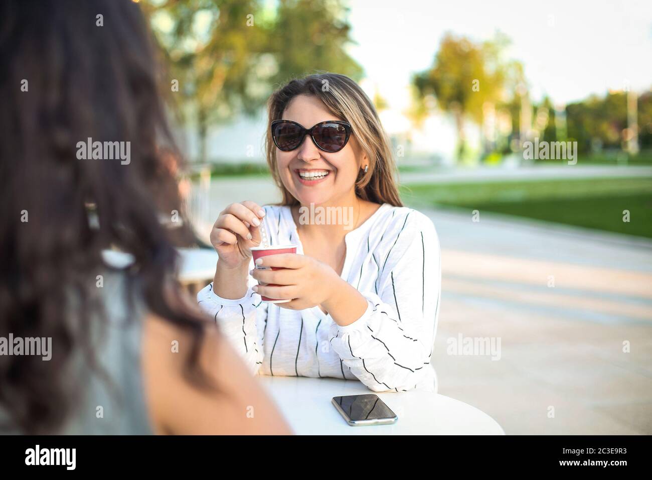 Frauen treffen sich zum Mittagessen im Café Stockfoto