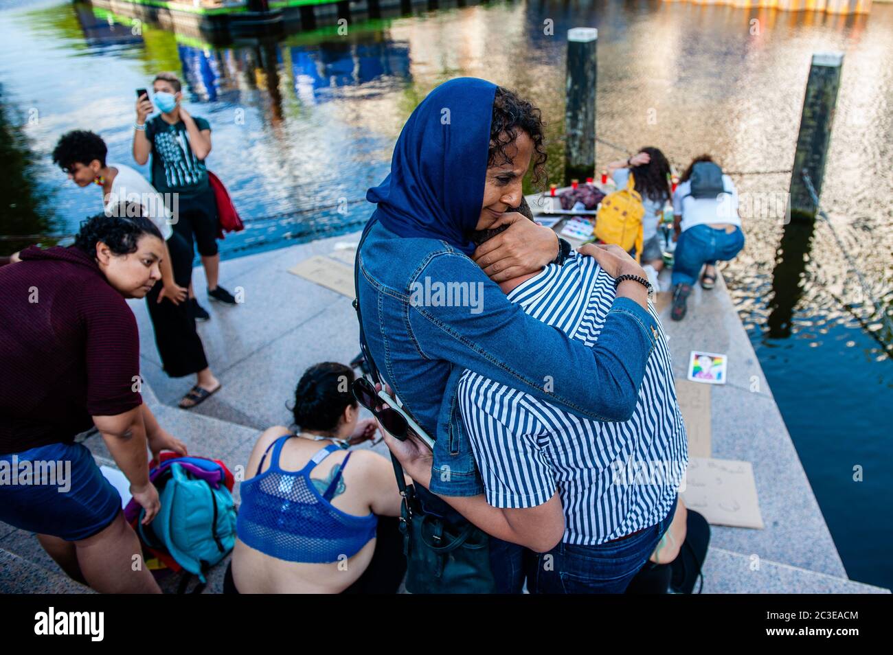 Eine Frau und ein Mann halten sich während des Gedenkens gegenseitig in der Hand.um das Homomonument (ein Denkmal, das an alle schwulen Männer und Lesben erinnert, die wegen ihrer Homosexualität verfolgt wurden) versammelten sich Menschen, um das Leben und die Tapferkeit von Sarah Hegazi zu ehren und zu feiern, Eine ägyptische queere kommunistische Aktivistin, die am 14. Juni 2020 durch Selbstmord starb, nachdem sie vom Sissi-Regime brutal und gewaltsam inhaftiert worden war. Sie wurde eingesperrt, nachdem sie beim Maschrou Leïla Konzert 2017 eine Regenbogenfahne wedeln ließ. Stockfoto