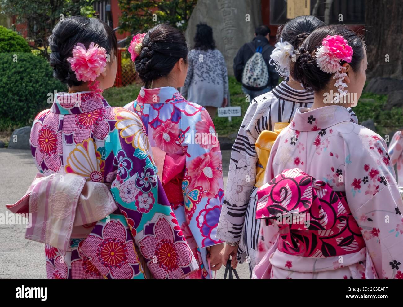 Weibliche Touristen mit gemieteten Kimono am Sensoji Temple Ground, Tokyo, Japan. Stockfoto