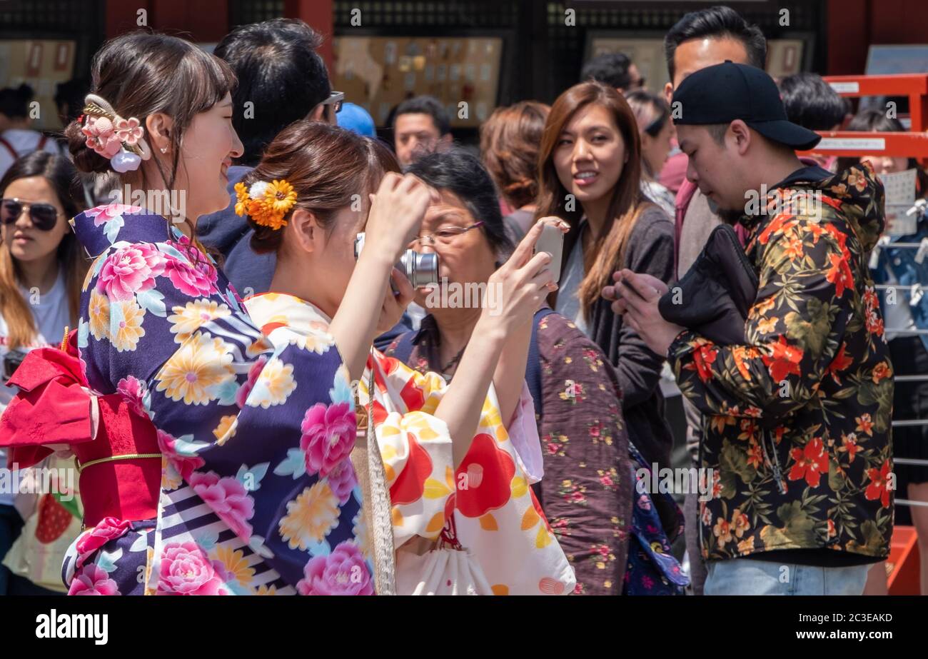 Weibliche Touristen mit gemieteten Kimono am Sensoji Temple Ground, Tokyo, Japan. Stockfoto