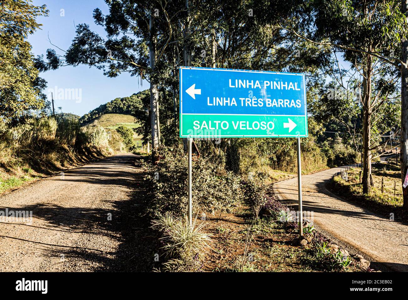 Straßenschild in der Landschaft von Santa Catarina Staat. Treze Tilias, Santa Catarina, Brasilien. Stockfoto