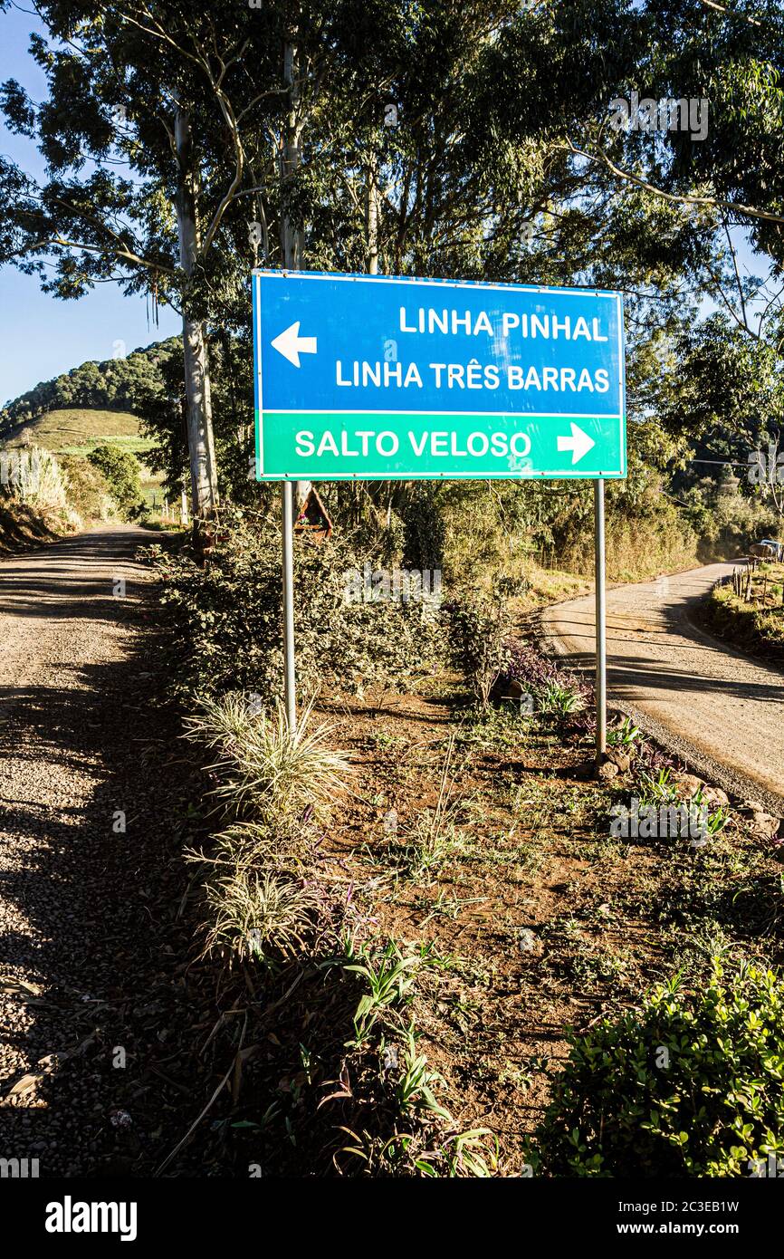 Straßenschild in der Landschaft von Santa Catarina Staat. Treze Tilias, Santa Catarina, Brasilien. Stockfoto