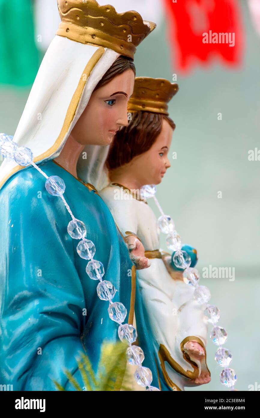 Religiöse Darstellung der Muttergottes, Mutter Jesu mit ihrem Kind auf dem Schoß Stockfoto