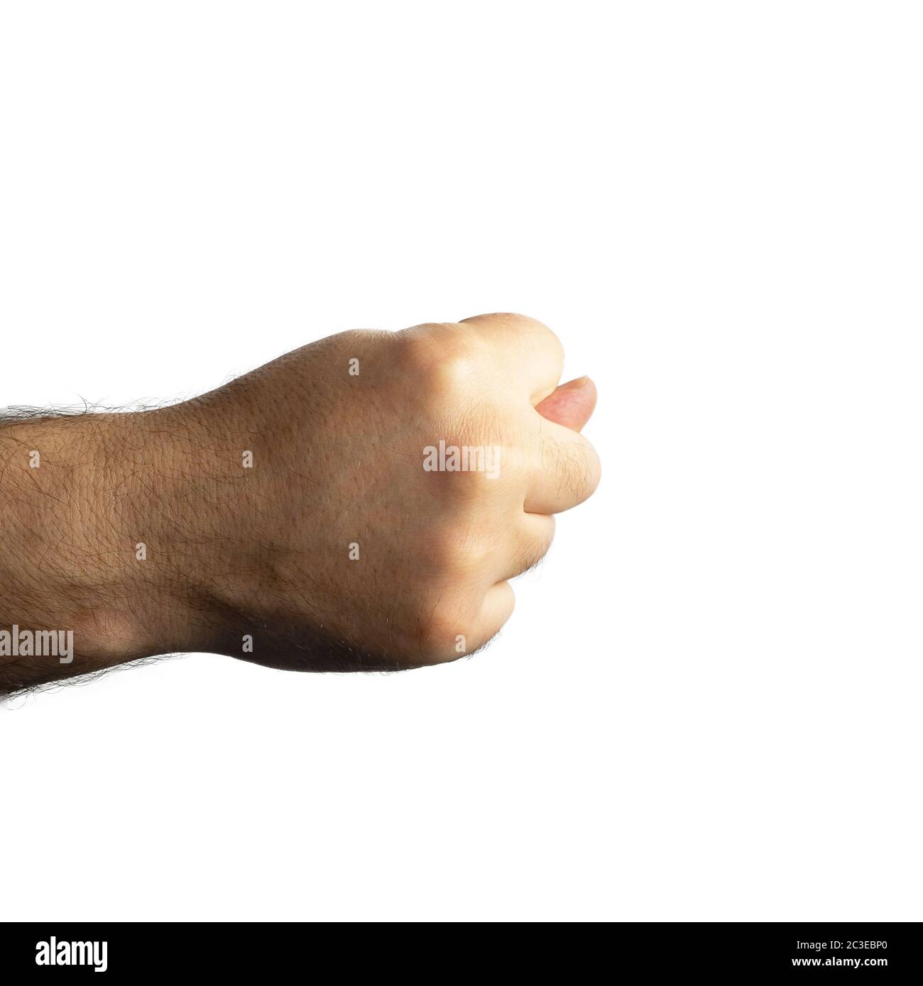 Männliche brutale haarige Hand in einer Faust zusammengeballt und Daumen ragt zwischen der Mitte und Zeigefinger Stockfoto