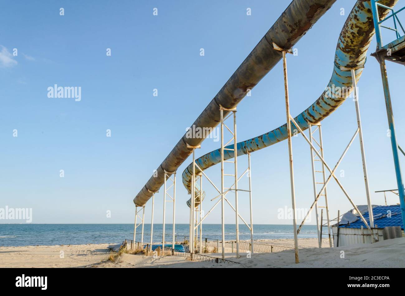 Verlassene rostige Wasserattraktion am Herbststrand an der Asowschen Küste Stockfoto