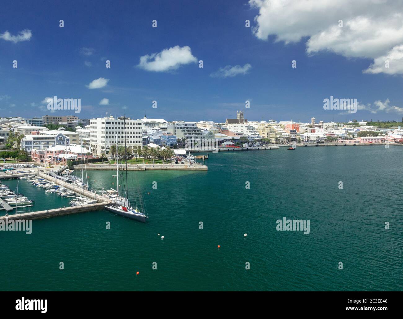 Wir Nähern Uns Hamilton Auf Bermuda Mit Der City Skyline Und Waterfront Stockfoto