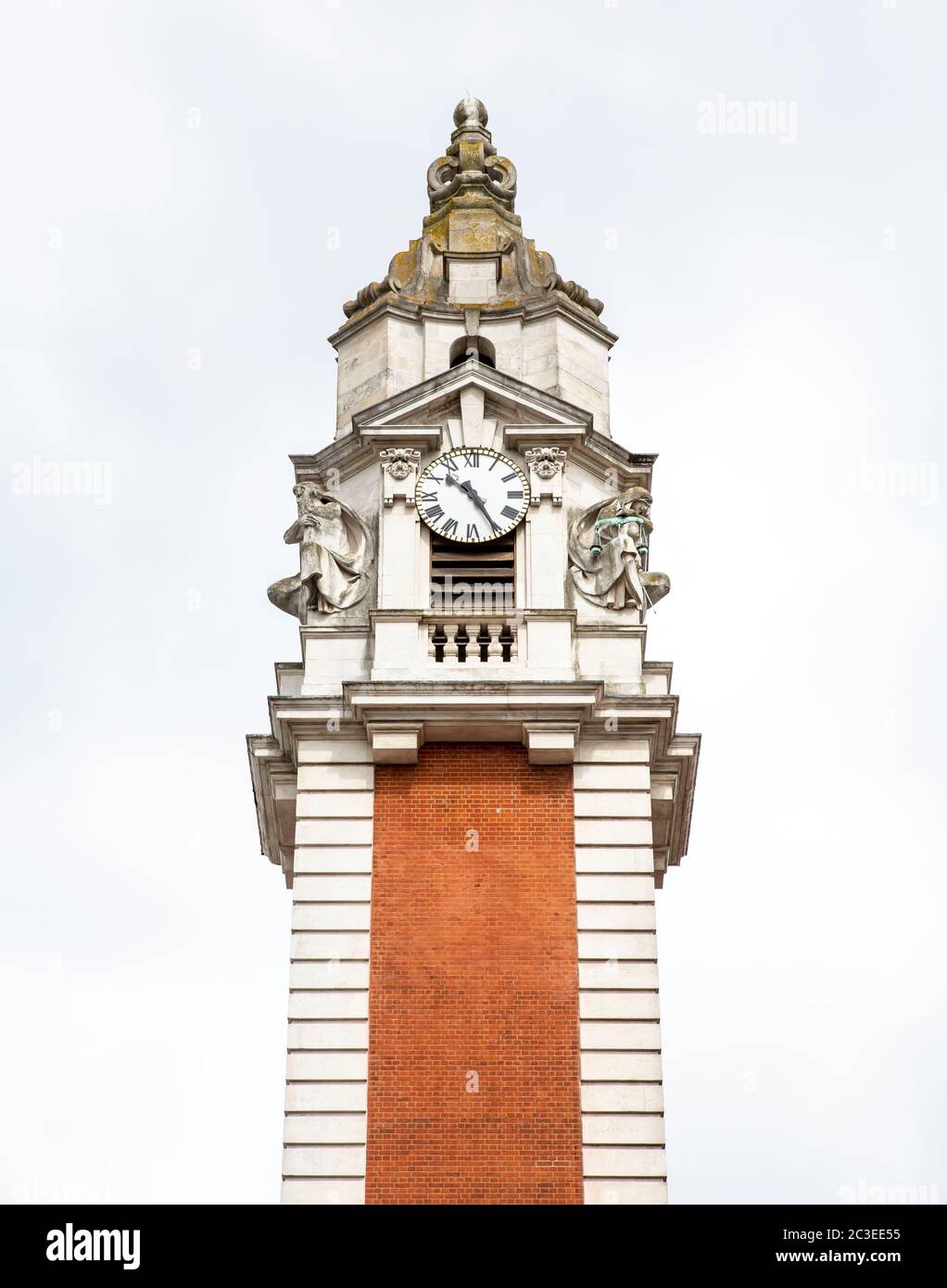 Uhrenturm mit Statuen und römischen Ziffern Stockfoto