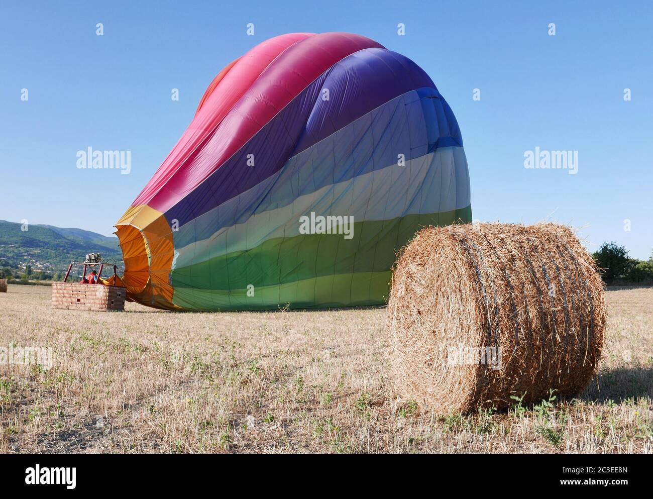 Heißluftballonfahrt im vaucluse oberhalb des Dorfes Roussillon Stockfoto