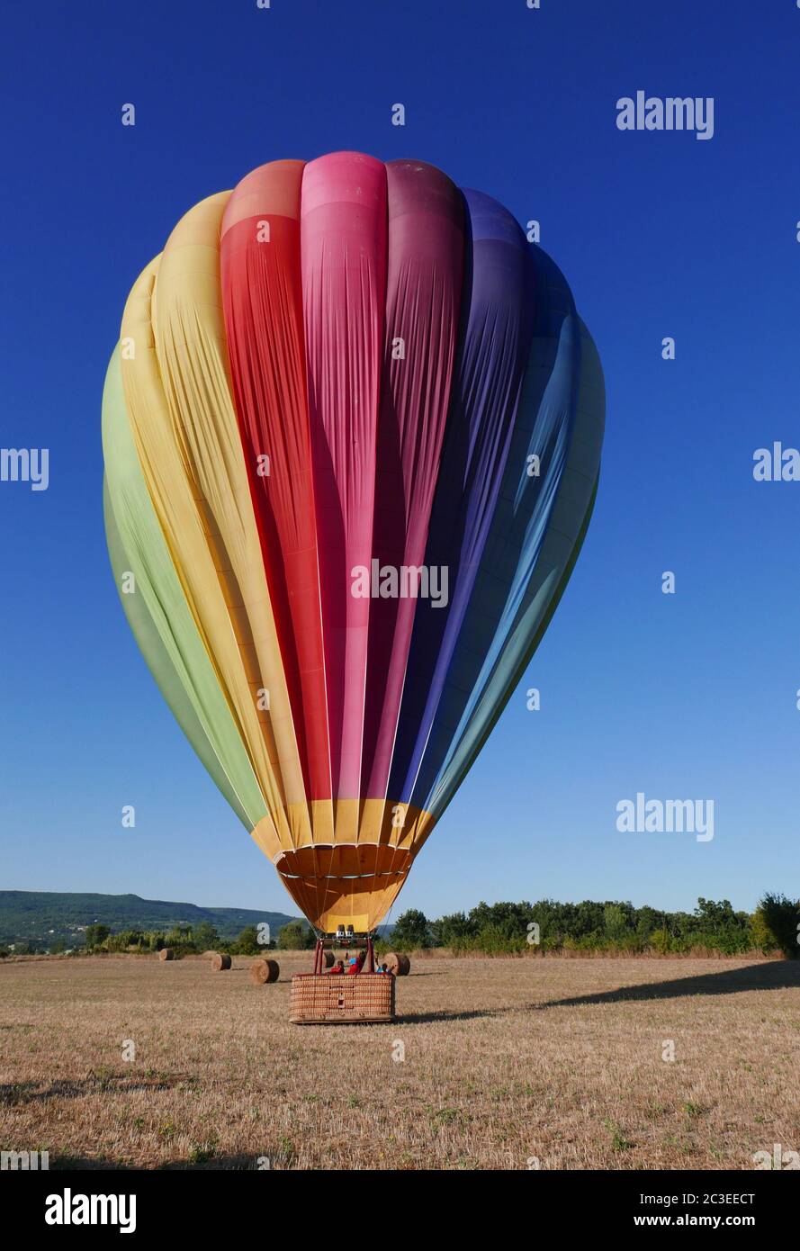 Heißluftballonfahrt im vaucluse oberhalb des Dorfes Roussillon Stockfoto