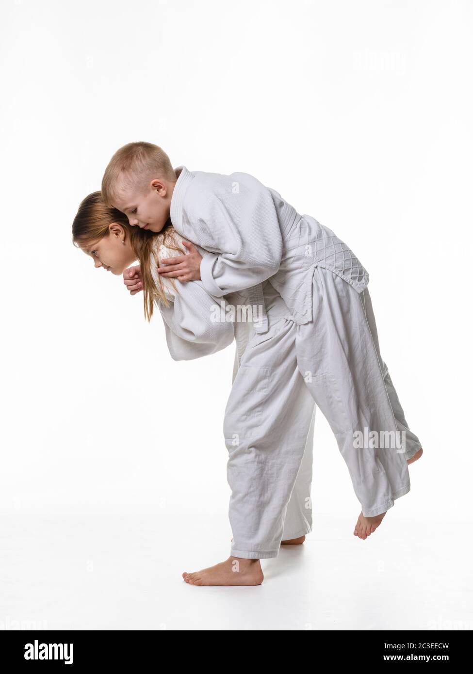 Judo-Studentin lernt, Wurf durch den Oberschenkel zu vollziehen Stockfoto