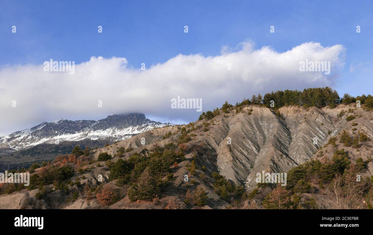Verschneite Landschaft von Montgenvre in den Hochalpen im Winter Stockfoto