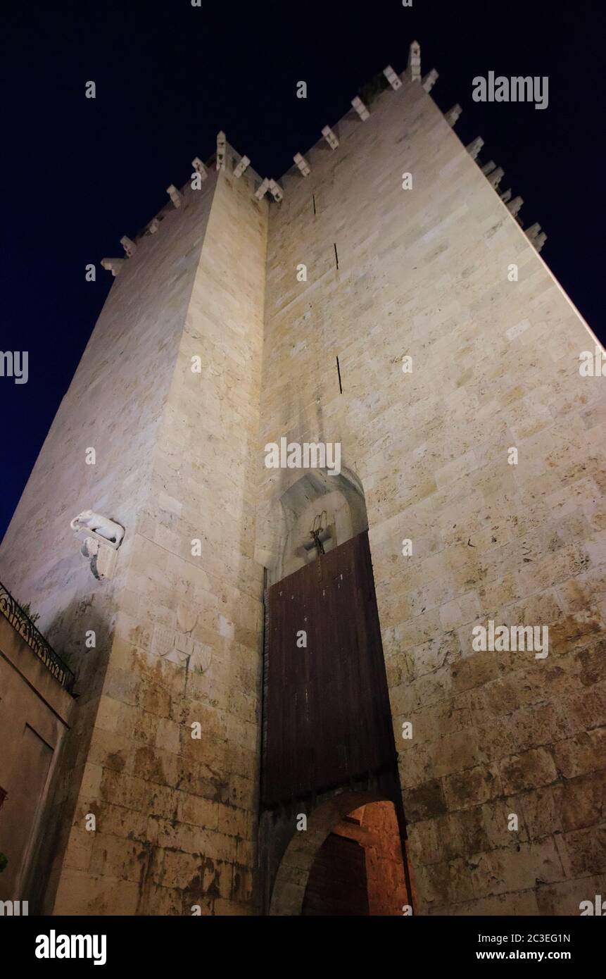 Nachtaufnahme des Torre di San Pancrazio - Cagliari Stockfoto