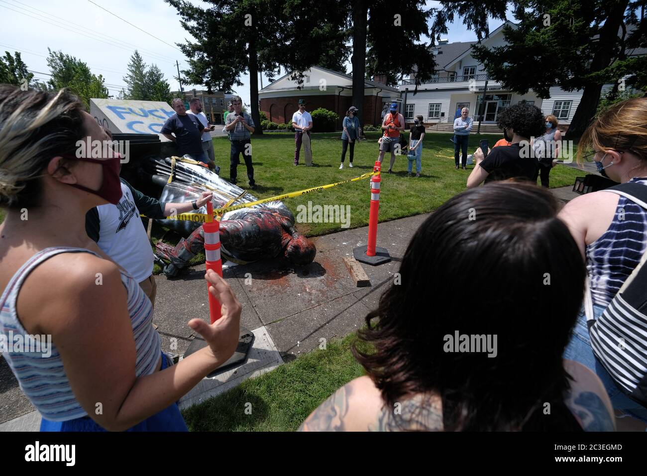 Portland, USA. Juni 2020. Die Leute streiten mit dem rechten Aktivisten Gregory Isaacson, der ein Longboard hält, während sie am 19. Juni 2020 um die George Washington Statue am Nordost57. Und Sandy Boulevard in Portland, Oregon, stehen, nachdem sie in der Nacht abgerissen wurde. (Foto: Alex Milan Tracy/Sipa USA) Quelle: SIPA USA/Alamy Live News Stockfoto