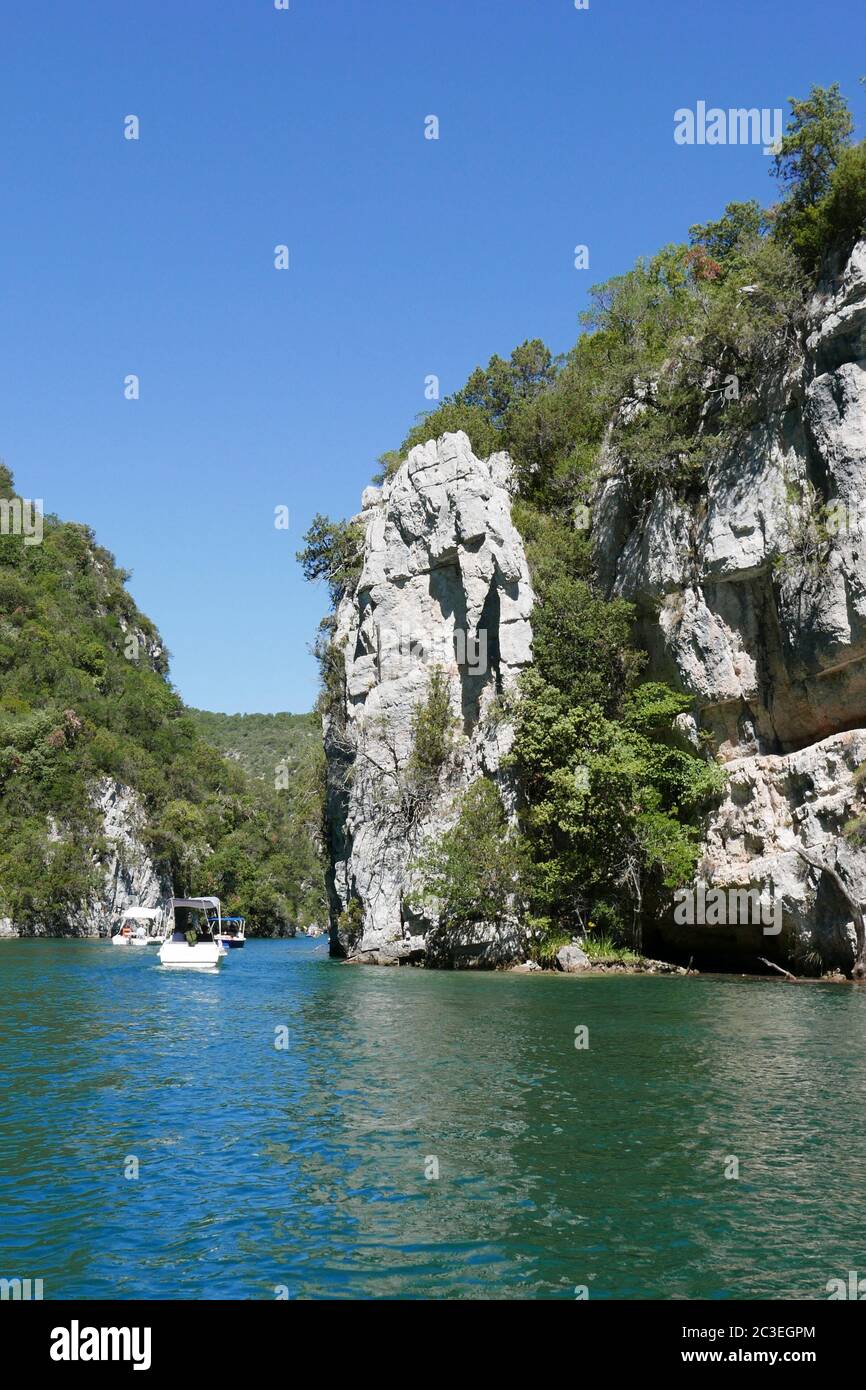 Bootsfahrt auf dem esparron See, Frankreich. Stockfoto