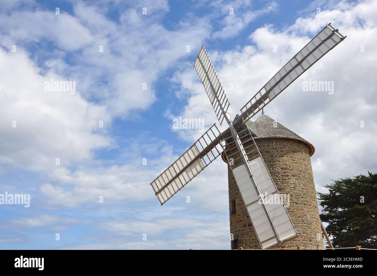 Windmühle auf dem Land, Frankreich Stockfoto