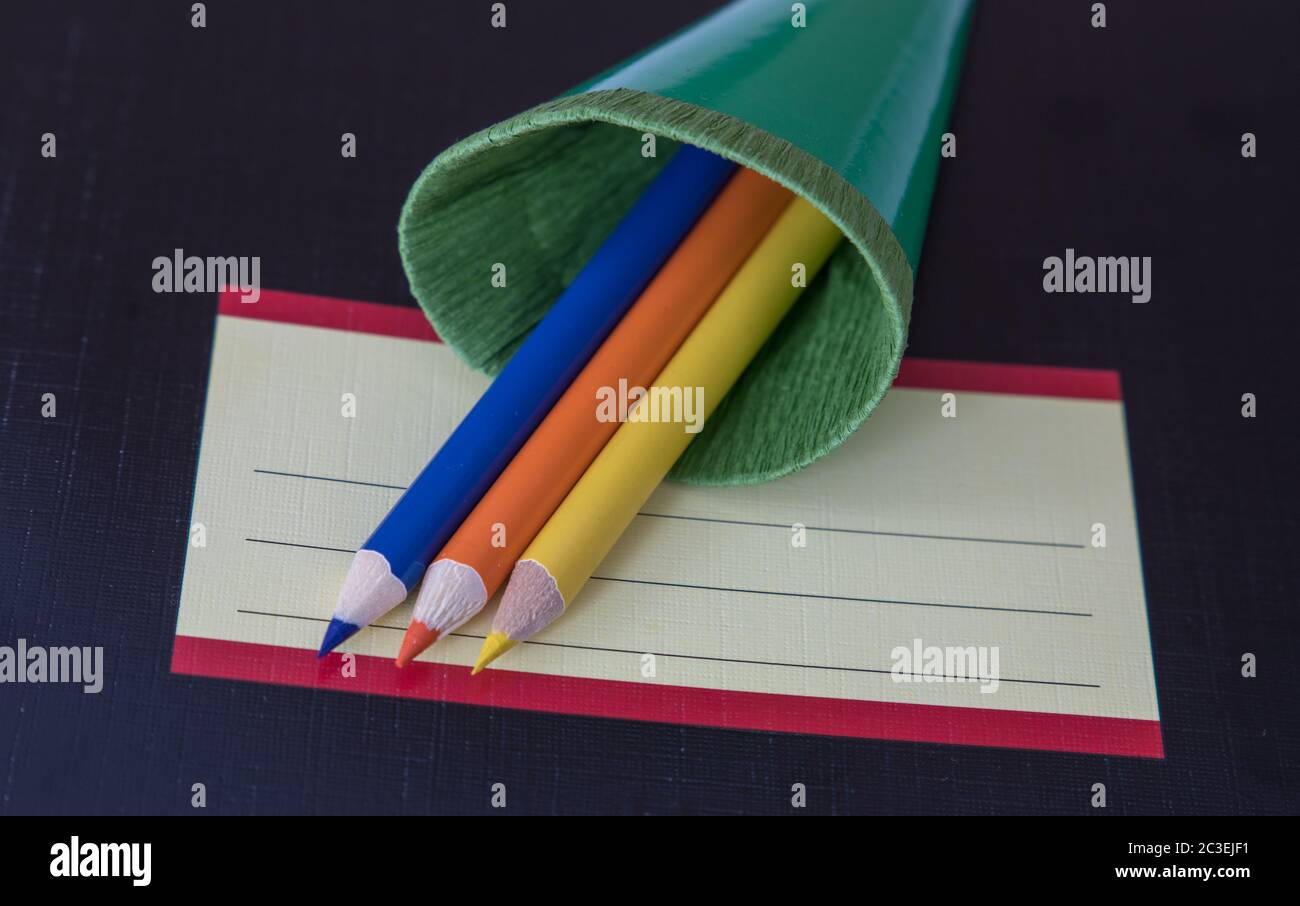 Nahaufnahme der Schulausrüstung für den ersten Schultag bei der Einschreibung Stockfoto