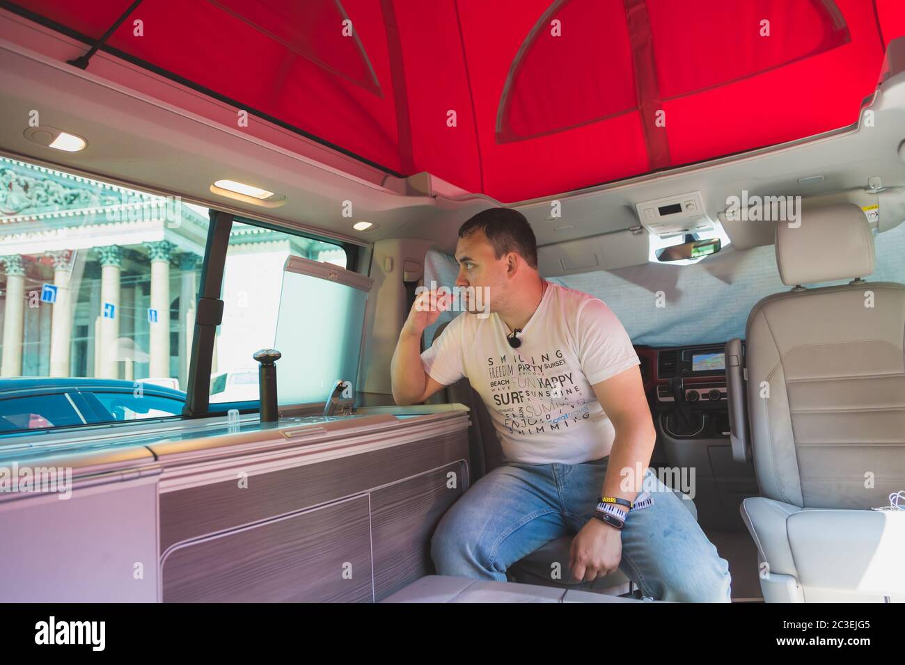 St. Petersburg, Russland - 22. Juli 2019: Interieur des modernen Volkswagen Multivan California Ocean (Transporter T6). Mann, der sich die Zähne putzt Stockfoto