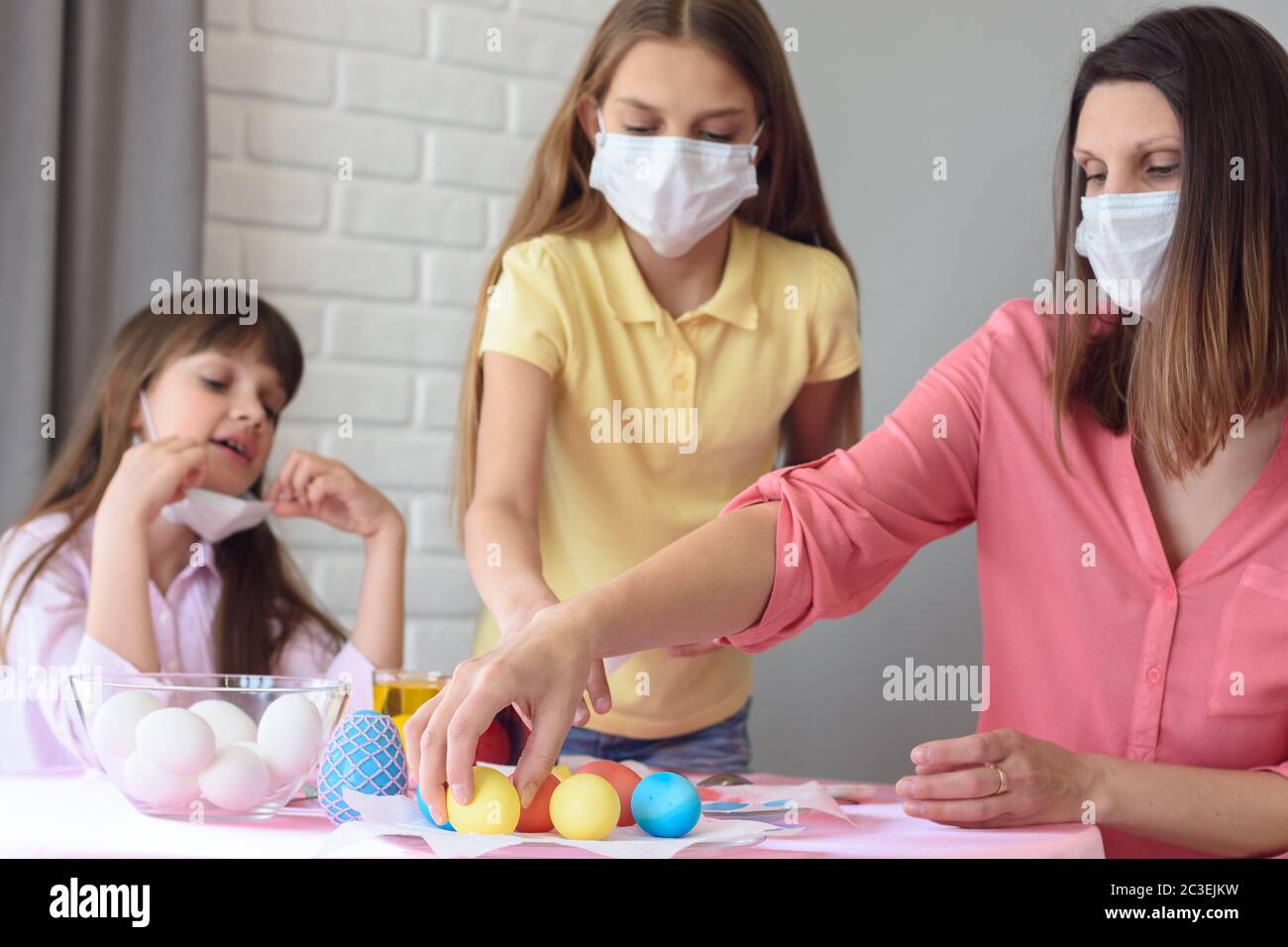 Kranke Familie malt Eier für Ostern Stockfoto