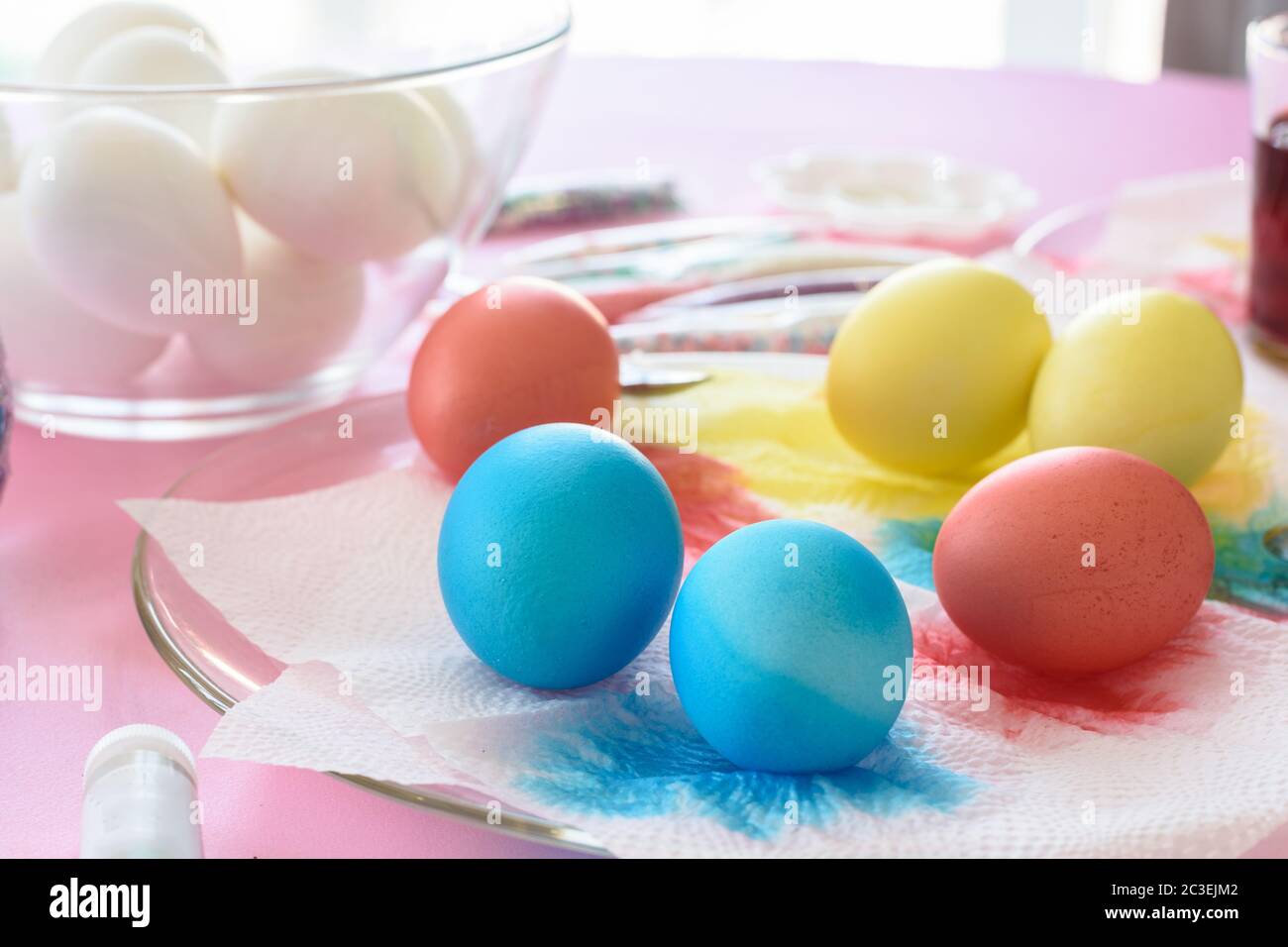 Malerei in verschiedenen Farben der Eier für Ostern Stockfoto
