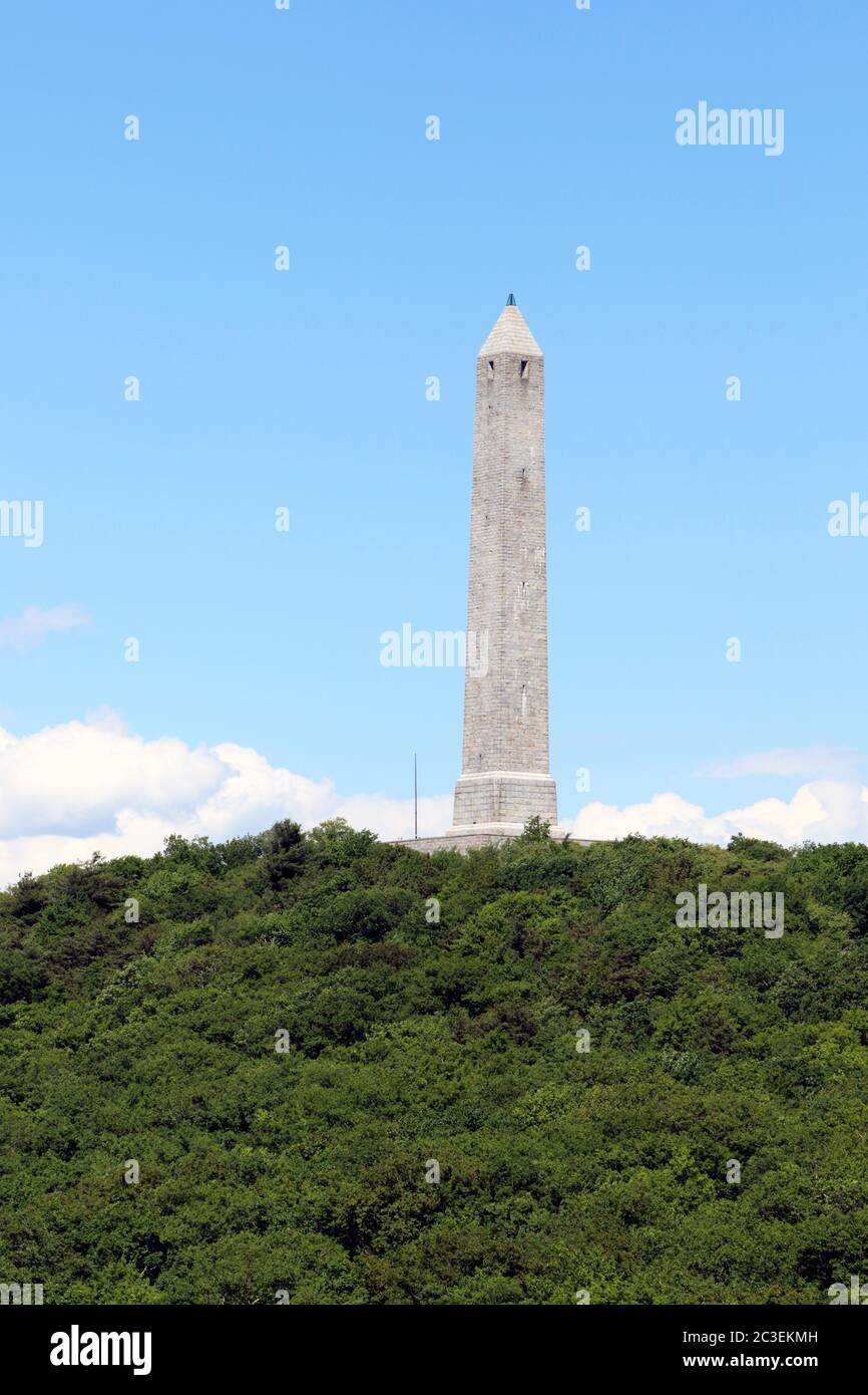 Der High Point State Park in Sussex County, NJ, USA enthält das High Point Monument, das den höchsten Punkt über dem Meeresspiegel des Staates mit 1,803 Fuß markiert. Stockfoto