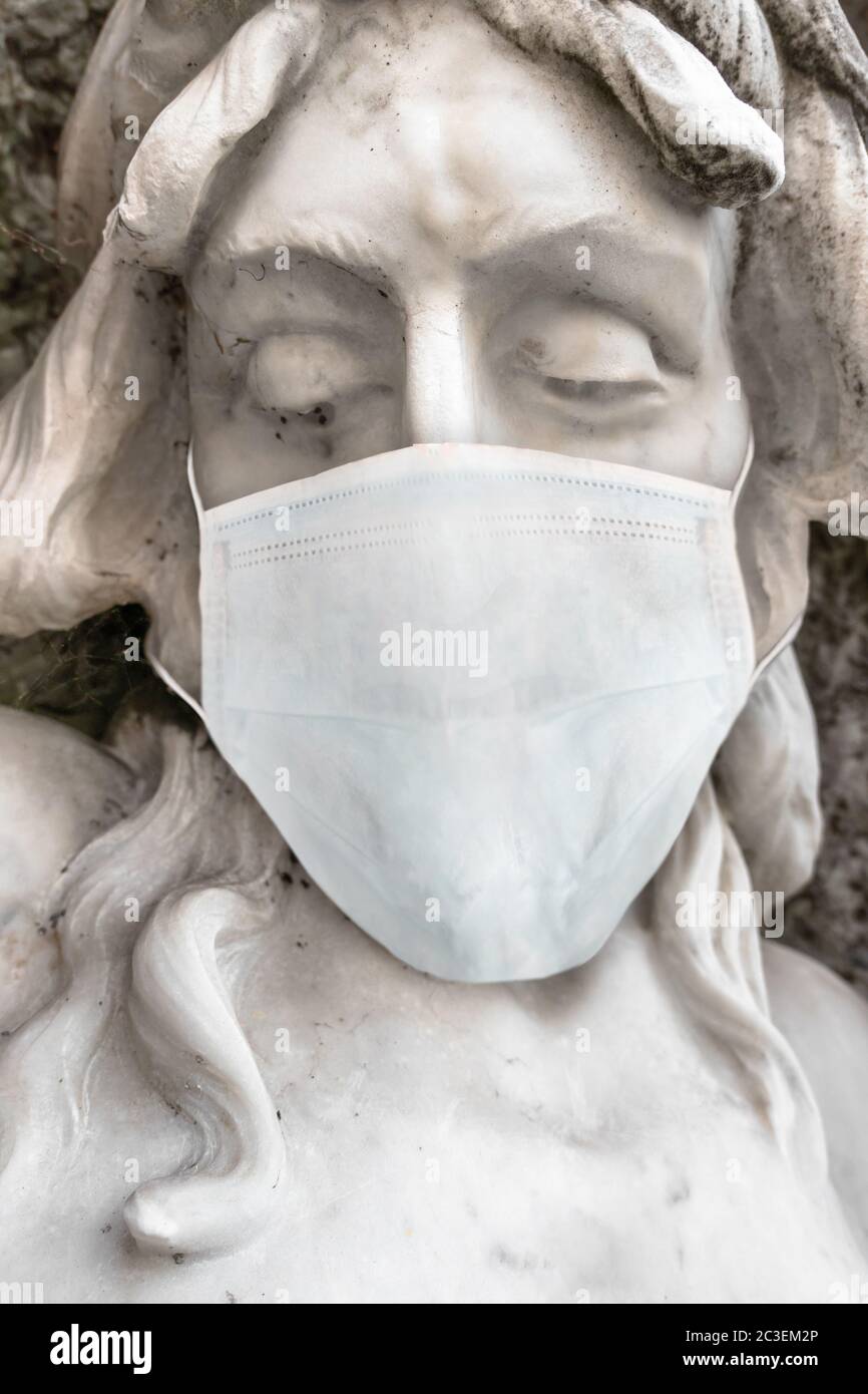 Statue von Jesus mit medizinischer Maske Stockfoto