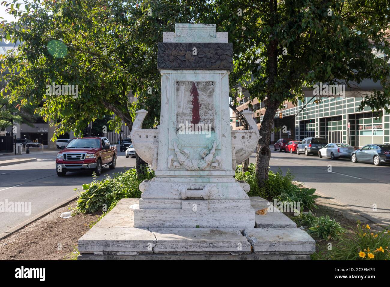 Detroit, Michigan - Stadtarbeiter entfernten eine Statue von Christopher Columbus, die neben Rathaus seit 1910 gestanden hatte. Nur der Sockel bleibt erhalten. Stockfoto