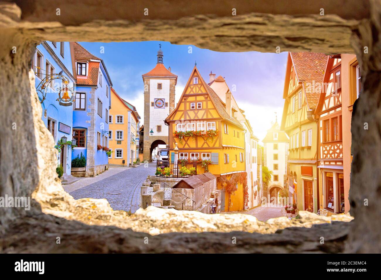 Kopfsteinpflasterstraße und Architektur der historischen Stadt Rothenburg ob der Tauber Blick durch Steinfenster Stockfoto