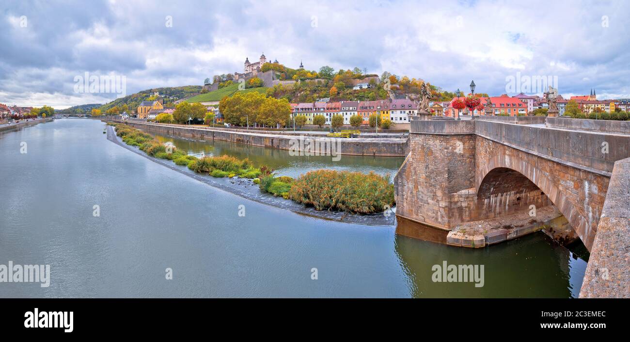 Würzburg. Flussufer und malerische Aussicht auf die Burg und die Weinberge von Würzburg Stockfoto