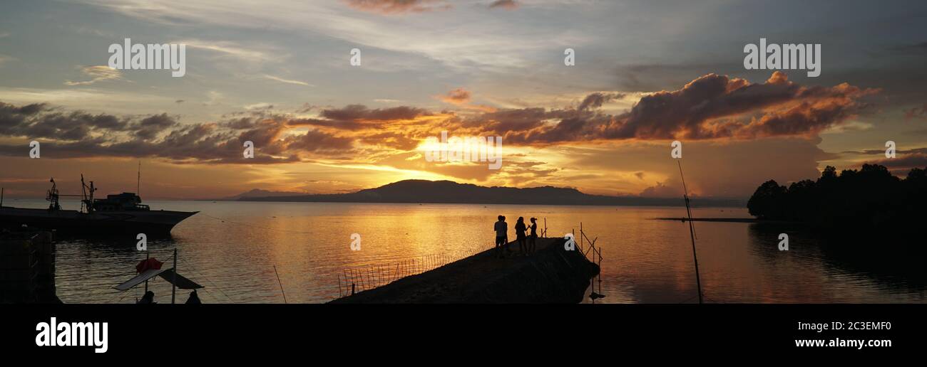 Fischerboot auf dem Wasser auf der Insel Bohol in der Nähe von Cebu City auf den Philippinen. Stockfoto Fischerboot auf dem Wasser auf der Insel Bohol in der Nähe von Cebu City auf den Philippinen. Stockfoto