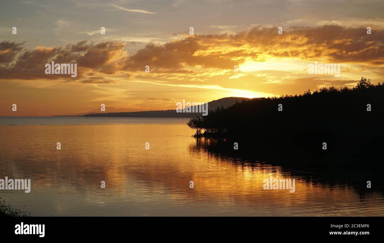 Fischerboot auf dem Wasser auf der Insel Bohol in der Nähe von Cebu City auf den Philippinen. Stockfoto Fischerboot auf dem Wasser auf der Insel Bohol in der Nähe von Cebu City auf den Philippinen. Stockfoto