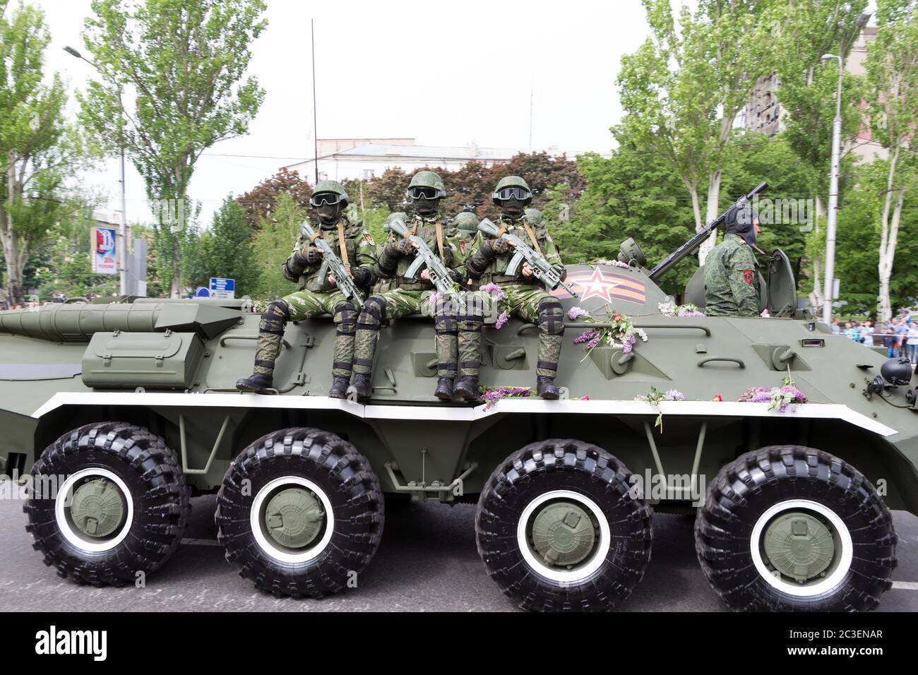 Donezk, Volksrepublik Donezk, Ukraine, 9. Mai 2018. Ein gepanzerter Personalträger mit getarnten Soldaten an der Spitze bewegt sich entlang der Artyomy Street Stockfoto