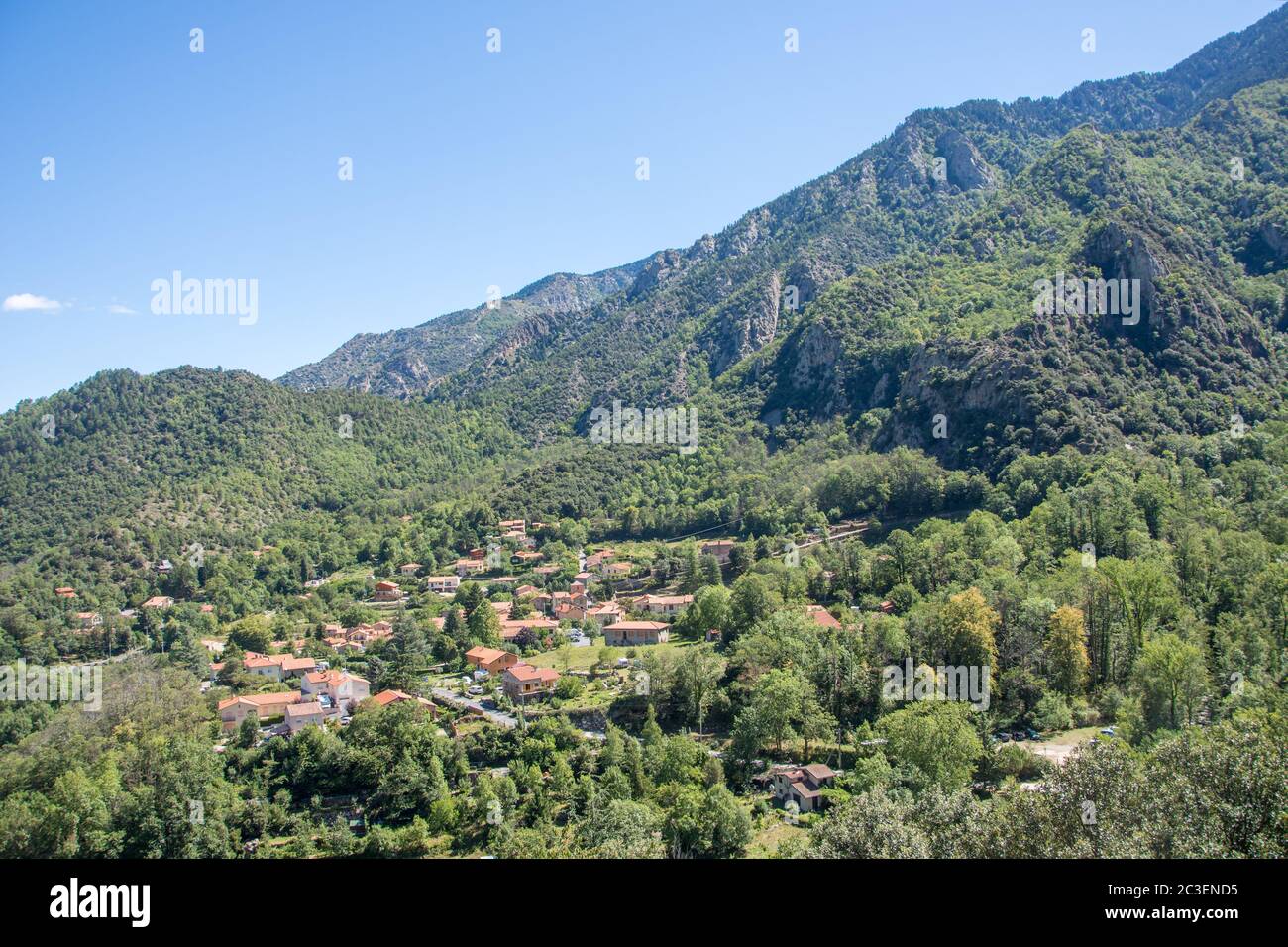 Entdeckung der östlichen Pyrenäen im Sommer, noch wilde Region Frankreichs Stockfoto