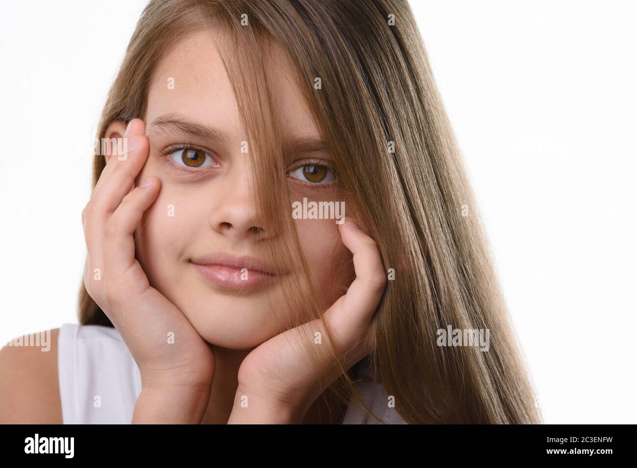 Porträt eines schönen Teenager-Mädchens, kaukasische Erscheinung, mit langen braunen Haaren Stockfoto